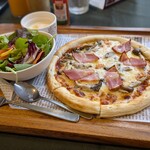 津久井湖ゴルフ倶楽部 レストラン - きのことベーコンのピザ