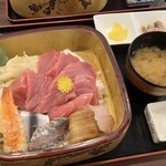 しなの珈琲店 - 丼の他に、お漬物と小料理、お味噌汁が付いてきます！