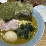 秀吉家 - ラーメン中盛＋ボツ玉子とライス小