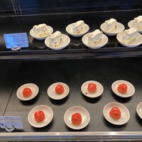 フォルク キッチン オールデイダイニング  - 上がチーズケーキ、下がフィナンシェっぽい
