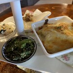 こびとカフェ - 中段　春菊胡麻和え、おから、冷奴、マカロニグラタン。