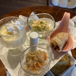 こびとカフェ - 上段　切り干し大根煮、ポテトサラダ、揚げ物、カスタードプリン。