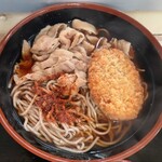 駅そば そば・うどん八起家 - 七味があんまり辛くない(八幡屋の七味と比べて)