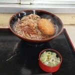 駅そば そば・うどん八起家 - 肉そば大盛りコロッケ乗せ(ネギ別盛り)