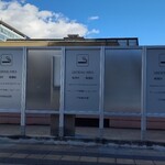 駅そば そば・うどん八起家 - デッキの赤御影石製の椅子に腰をおろしたら、お腹が一気に冷えました