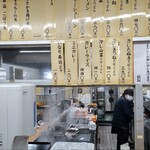 駅そば そば・うどん八起家 - おばちゃん肉そば作成中