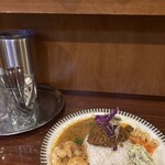 chichica - スパイス瓶が並ぶカウンター席のみ。