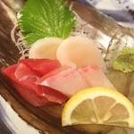 Maruha Shokudou - お刺身( ^ω^ )
                        でっかい貝の上に乗っとったよ♪(´ε｀ )
                        マグロ、ホタテ、…あとカンパチかなぁ？