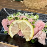 もつ焼き 次郎 - タン刺し 418円(税込)