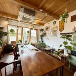 8+8Cafe - 明るい店内も素敵