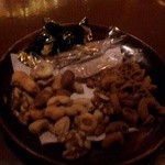 バーやまざき - ミックスナッツなどの乾き物