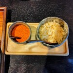 橅の杜 - 暖かい蕎麦に付いてくる天かすと一味、