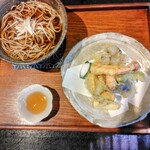 橅の杜 - 女房選択　海老と季節の野菜の天麩羅蕎麦　やはり蕎麦が美味しいとの評価。塩と天つゆの両方で楽しめます。小食の女房は天麩羅だけでかなりのボリュームと満足げ。