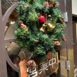 タパス＆タパス - 入口扉に吊り下げられたクリスマスリース