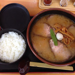 ラーメン うまか路 - 焼豚味噌らーめん
            半ライス