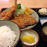 Tonkatsu Katsuyoshi - 店限定定食 ¥1200(ロースカツ、エビフライ、イカフライ)