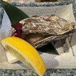 居酒屋りしり - 大きめの牡蠣の炭火焼き