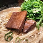 中華蕎麦 とみ田 - かまぼこの板を煮たわけではありません。メンマです。