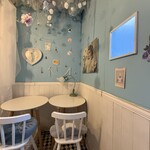 みずいろの花 - とても小さな店内ですが、店主さんのこだわりが詰まっています