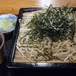 あみ富 - ざるそば　600円　（＾＾＠　この時期の機械打ちのそばながら、香ります（＾ω＾）　この時期手打ちでも香らないお店がありますので、立派です（＾＾＠