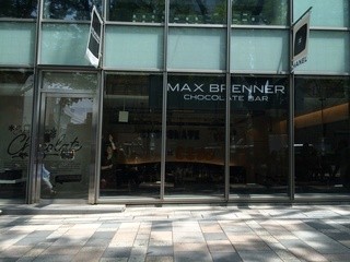 MAX BRENNER CHOCOLATE BAR - １１時少し前、お店のシェイドが開きました。