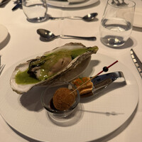 アンフュージョン - 1皿目
                    季節のアミューズ
                    ・厚岸産直真牡蠣のブレゼ
                    ・ゆり根のクロケット
                    ・紅富士サーモンのタルタルサンド。