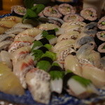 魚山人 - 最後は古代米のお寿司。