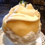 ヱビス珈琲 - かき氷 洋なし 1,400円✨ラ·フランスの風味が強く、ピューレ、果肉にミルクシロップとディプロマットクリームと潔い構成。