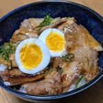 松屋 - 豚丼の肉は2人で分けた。それでもこのボリューム。