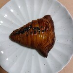 ミオ テゾーロ - 黒ごまがあるのは、芋。中はぎっしり。外はパリパリ。