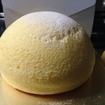 ケーキとイタリア料理 ミーオ - ま～るいチーズスフレ(1300円)