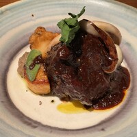 QUINDI - 牛テール 。ローマ下町の代表的な煮込み料理、コーダ•アッラ•ヴァチナーラ