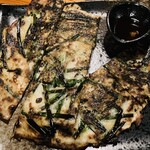 朱楽 - 青唐チヂミ✨ バリパリ感がにモッチリ香ばしい！✨️中々の青唐辛子の輪切りがピリっと堪らない・*:..｡o♬.･*’’*･.・*:.。.☆✨️