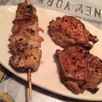 焼鳥 ベクトル - オリジナルハーブもも・スパイシー手羽先 各180円。