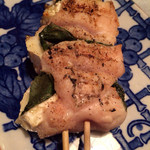 焼鳥 ベクトル - ささみチーズバジル包み 180円。