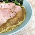 横濱ラーメン あさが家 - 鶏油たっぷりで豚骨の旨味も強いスープ。
