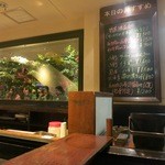 店内はカウンタと水族館のような花が飾られています。