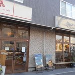 パン屋カフェ キャトル - カフェ（向かって右）