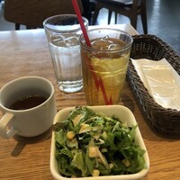 ウォルプタス 東京駅グランルーフ店 - ドリンク、サラダセット