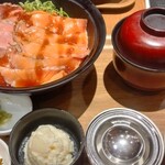 ローストビーフとハンバーグ YOSHIMI - スモークサーモン＆ローストビーフ丼