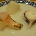 鮨 ほしやま - 明石のアマテ鰈★４・・・グリッ♪とグニュ♪っと少しばかり上品な香りあり　蛸★３・５・・・程々に柔らかく旨味＆香りはホンノリ　甘鯛炙り★４・・・香ばしくモッチリ♪していて旨味はホンノリ