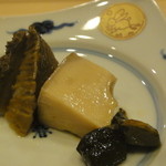 鮨 ほしやま - 鮑煮★４・３・・・メチャクチャ分厚いです・・・心地の良いクニュクニュ♪　　　　　肝はズケになっていて吃驚！！