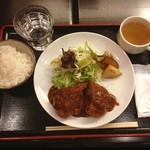 Kafe Ando Kicchin Komekome Shokudou - メンチ700。まあ、いつも通りのクオリティです。時間なかったからねー外出等々あると、サッと食べないといけない…
      近々イイとこ見つけたから、行ってみようっと(^-^)