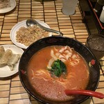 元祖トマトラーメンと元祖豆乳ラーメンと元祖トマトもつ鍋 三味 博多駅東店 - オーダーしたラーメン