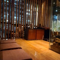 とんかつ & 焼鳥 An - 天井が高くて、間接照明がいい雰囲気のお店です。掘炬燵あります