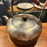 かにや - このヤカンにお酒を直に入れて、温めて熱燗にします