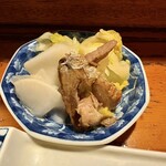 かにや - 「お通し(漬物と鰹のはらす煮)」