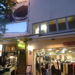 キクマツヤ カフェ - もちろん一階は洋服屋の「キクマツヤ」さん。　こちらもコスパ抜群ですね。