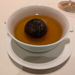 274421267 - 猪の旨さを椎茸が見事に受けている。一般的な中華にはない、むしろフレンチのコンソメ。