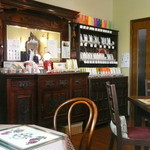 サロンド・カフェ・マンナ - 重厚な雰囲気のアンティーク家具